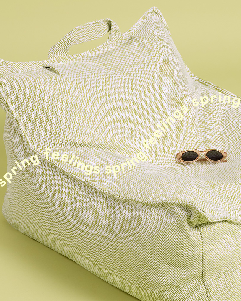 En grønn sekkestol med solbriller og teksten 'spring feelings spring'.