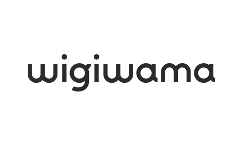 Svart logo med teksten 'Wigiwama'.