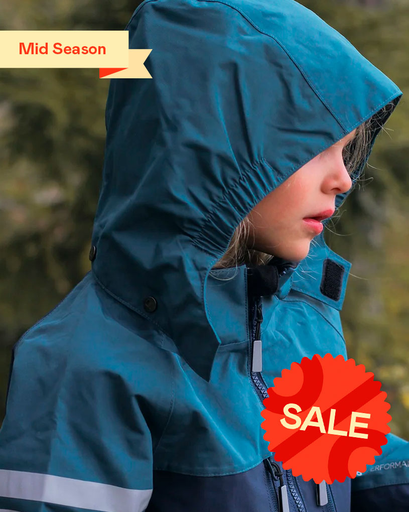 Barn i blå regnjakke med hette ute. Tekst: “Mid Season”.