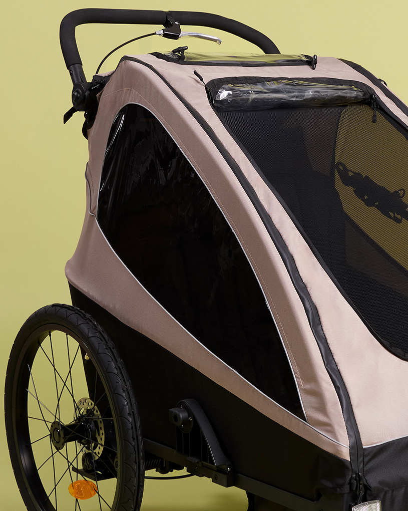 Aktivitetsvogn i beige og svart med teksten 'Barnevogner & Aktivitetsvogner'.