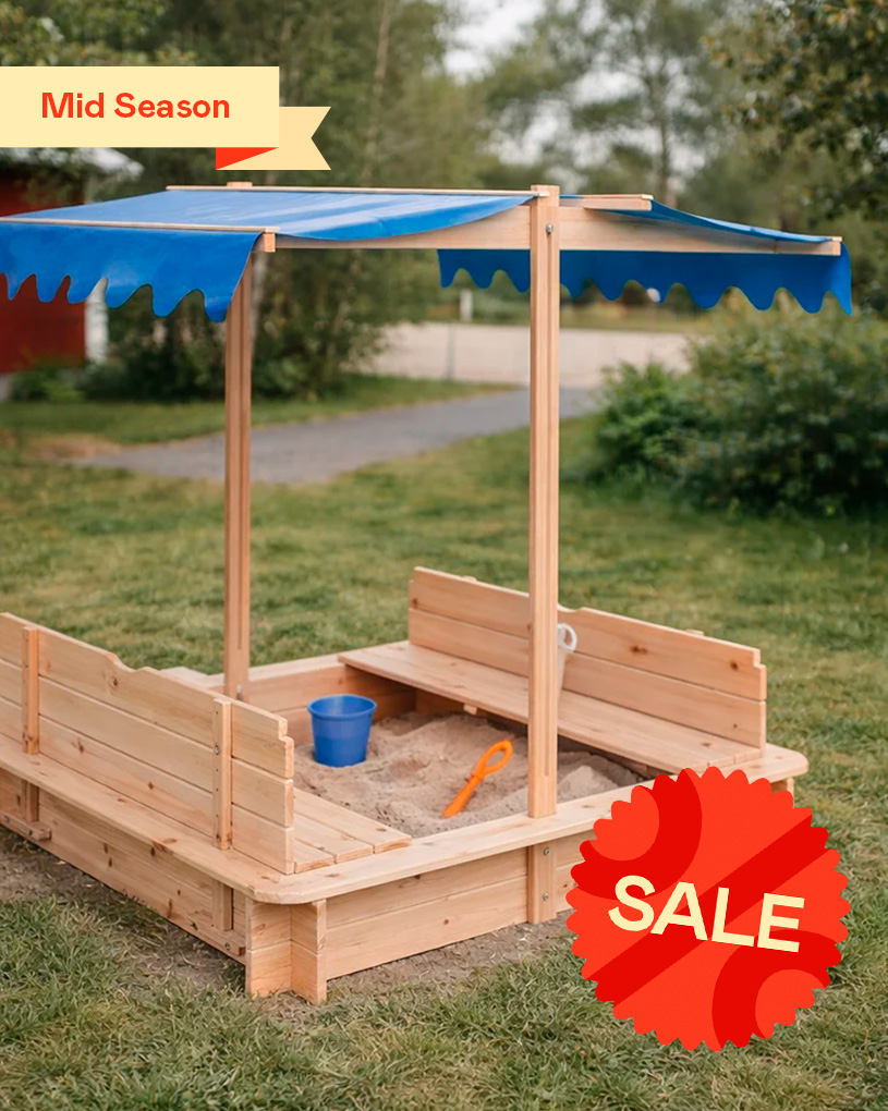 Sandkasse i tre med tak i hage, leker i sanden. Tekst: “Mid Season”.