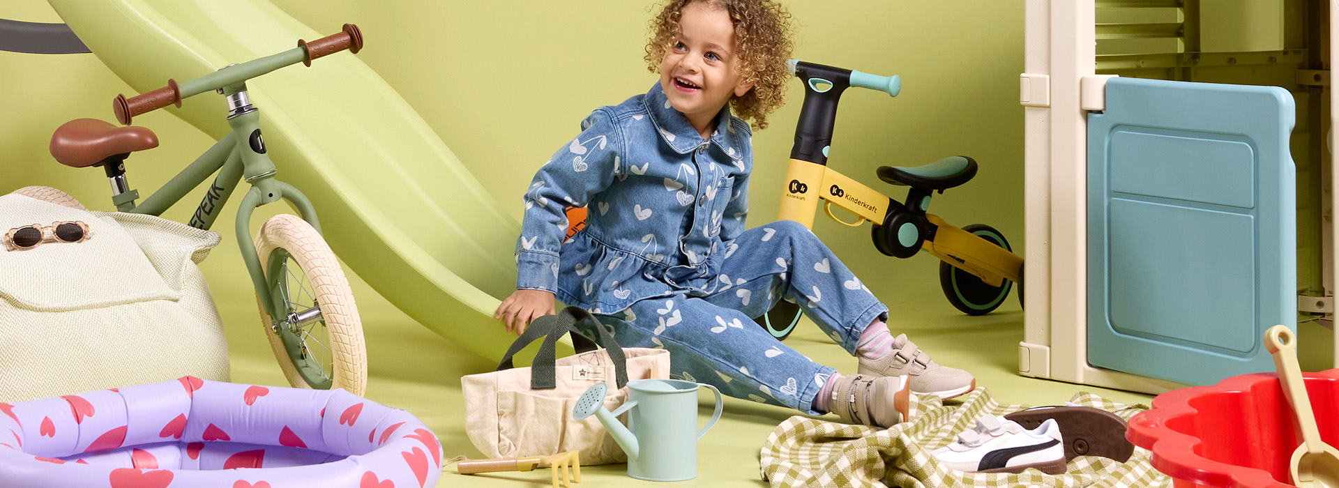 Barn leker med leker på en lys grønn bakgrunn, med teksten 'Vårstart'.