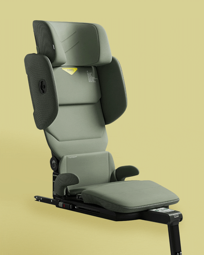 Grønt bilsete for barn med teksten 'Axkid Up Bältesstol'.