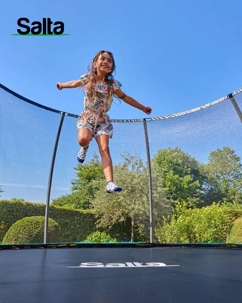 En glad jente hopper på en trampoline med teksten 'Salta'.