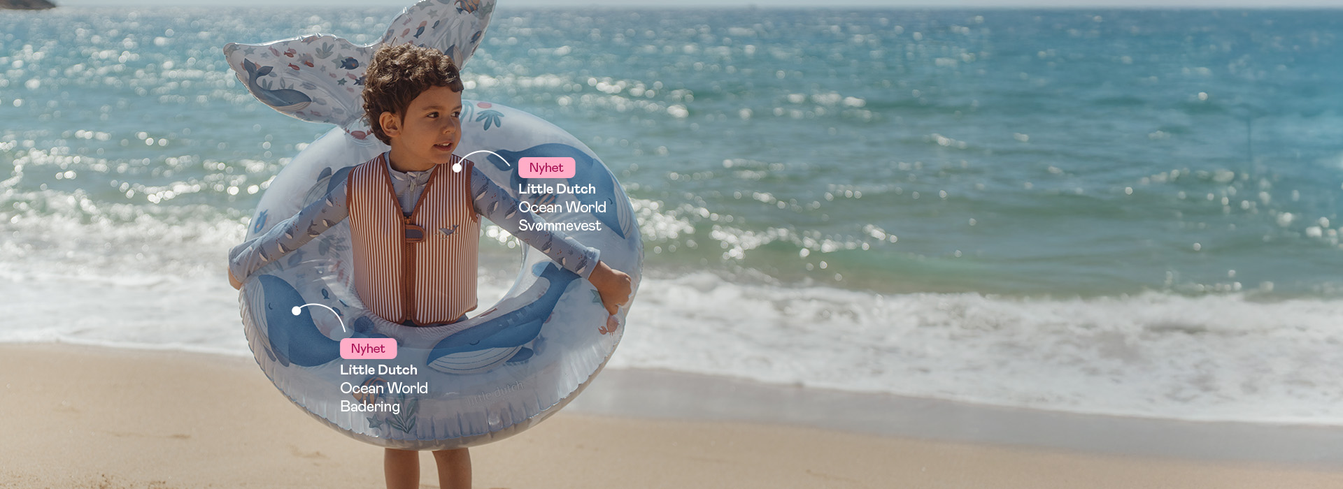 Barn på strand med badering, hav bak. Tekst: "Nytt for sesongen".